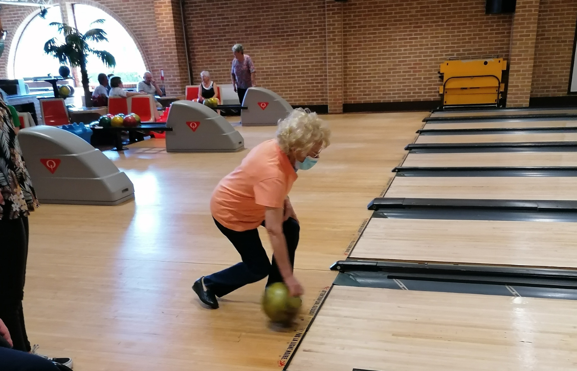 Personne âgée faisant du bowling